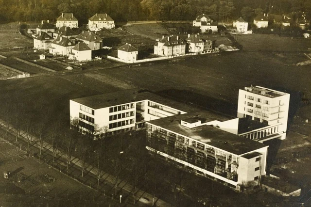 1926年航拍：工坊、桥体与其他校舍翼部的不同体量。