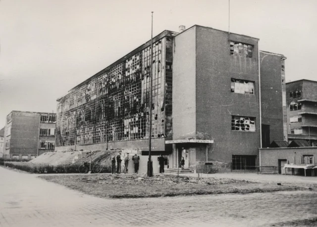 约1945年工坊翼：幕墙玻璃大面积损毁后的状态。
