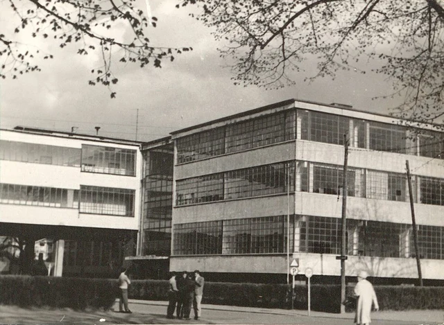约1964年西向外观：战后改建形成的水平墙带与窗带。