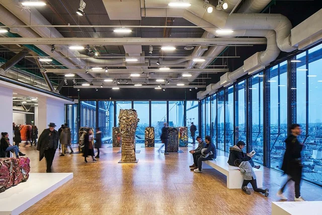 展厅的既有使用:雕塑台座、展墙与窗边坐凳划分开敞楼面。