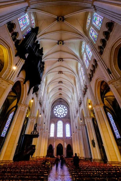 沿沙特尔中殿向西看,远端是西立面的玫瑰窗与三扇长窗。